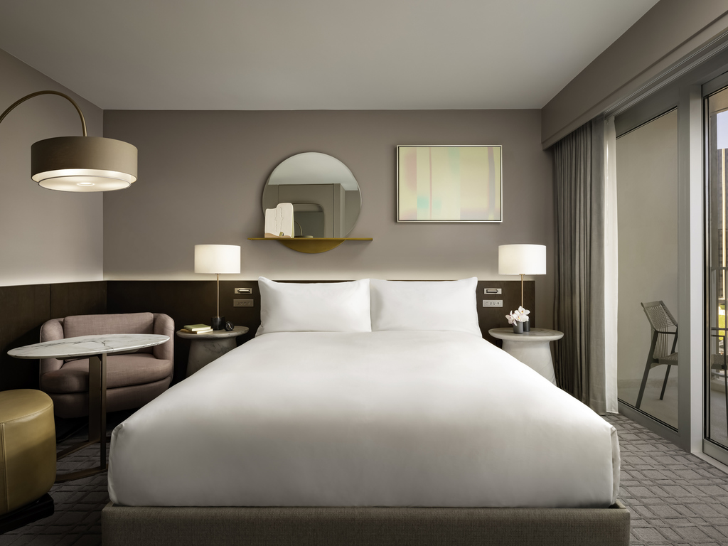 FAIRMONT 1 KING - 29 m², étages 3-8, balcon, salle de bain complète, TVHD 65" avec streaming — photo 2