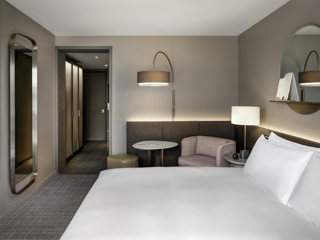 FAIRMONT 1 KING - 29 m², étages 3-8, balcon, salle de bain complète, TVHD 65" avec streaming — photo 5