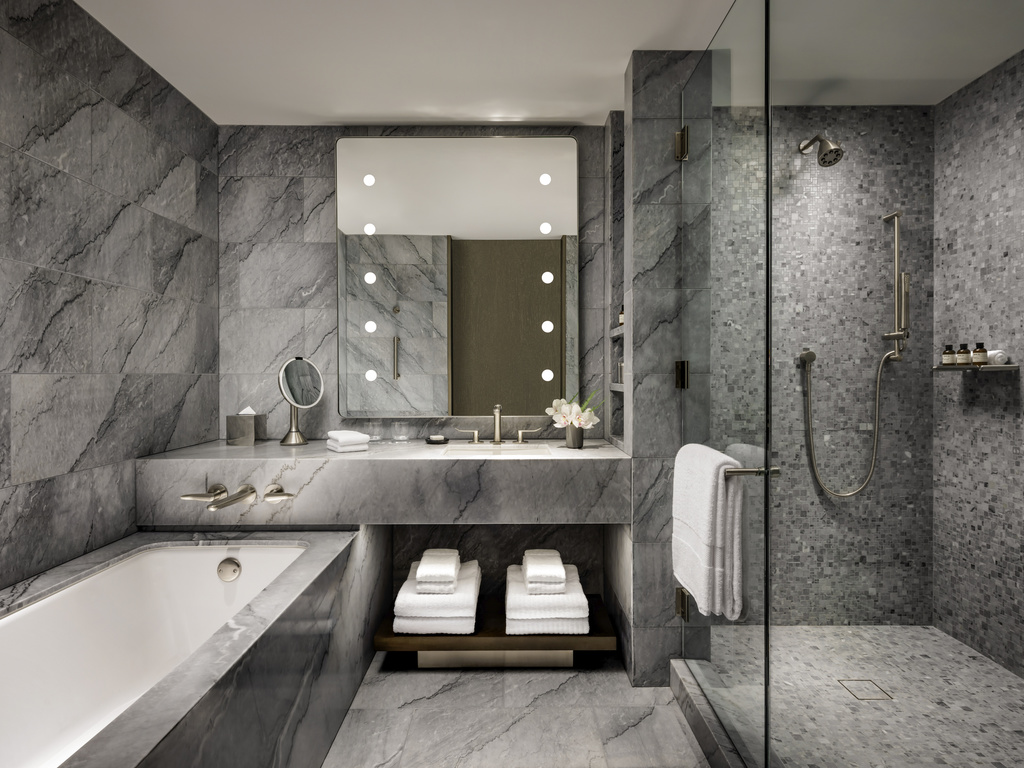 CENTURY PLAZA 1 KING ACCESSIBLE MALENTENDANTS - 43 m², étages 4-7, salon avec canapé, balcon — photo 4
