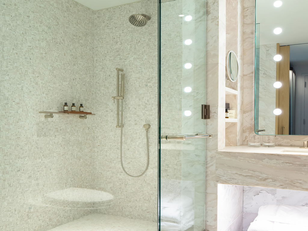 SIGNATURE 1 KING - 43 m², 9e étage, douche à l'italienne, salle d'eau, balcon privé, canapé — photo 3