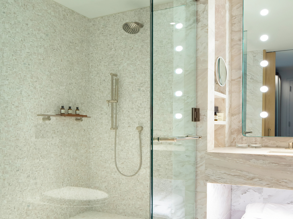 SIGNATURE 1 KING MALENTENDANTS - 43 m², 9e étage, douche à l'italienne, salle d'eau — photo 3