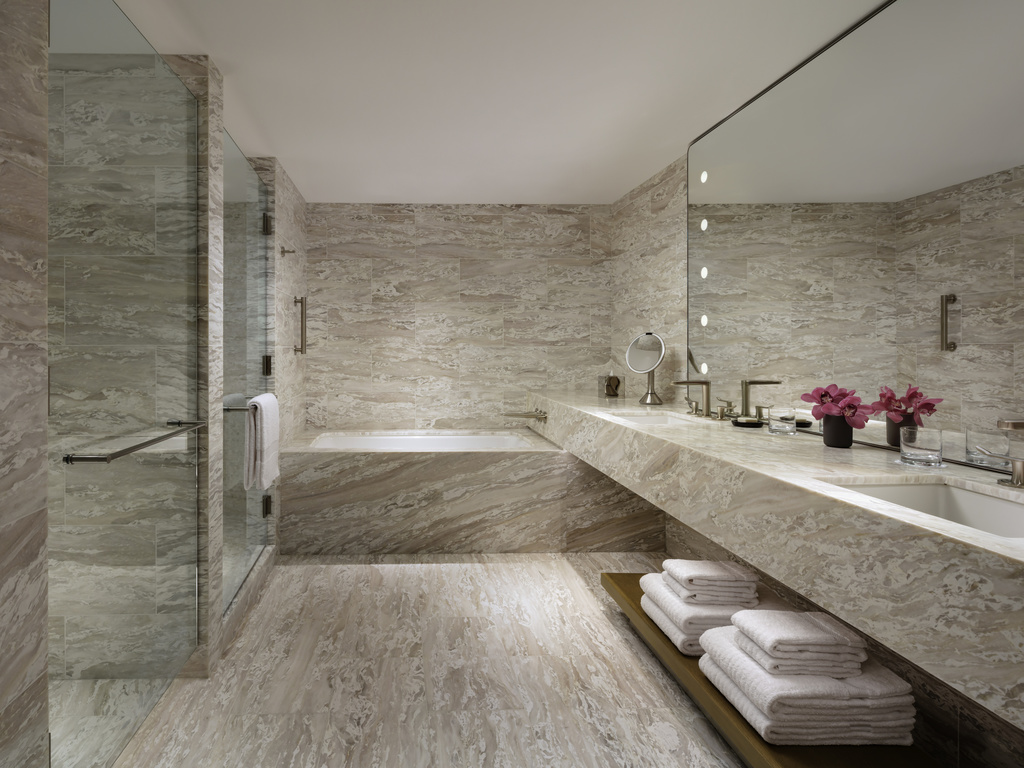 SUITE CENTURY PLAZA 1 KING - 62 m², étage 7-8, salon, canapé-lit, 2 salles de bain, bureau — photo 3
