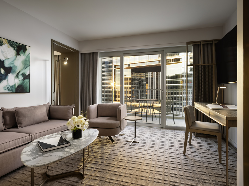 SUITE 1 CHAMBRE 1 KING PMR MALENTENDANTS - 44 m², 9e étage, douche PMR, 2 balcons — photo 2