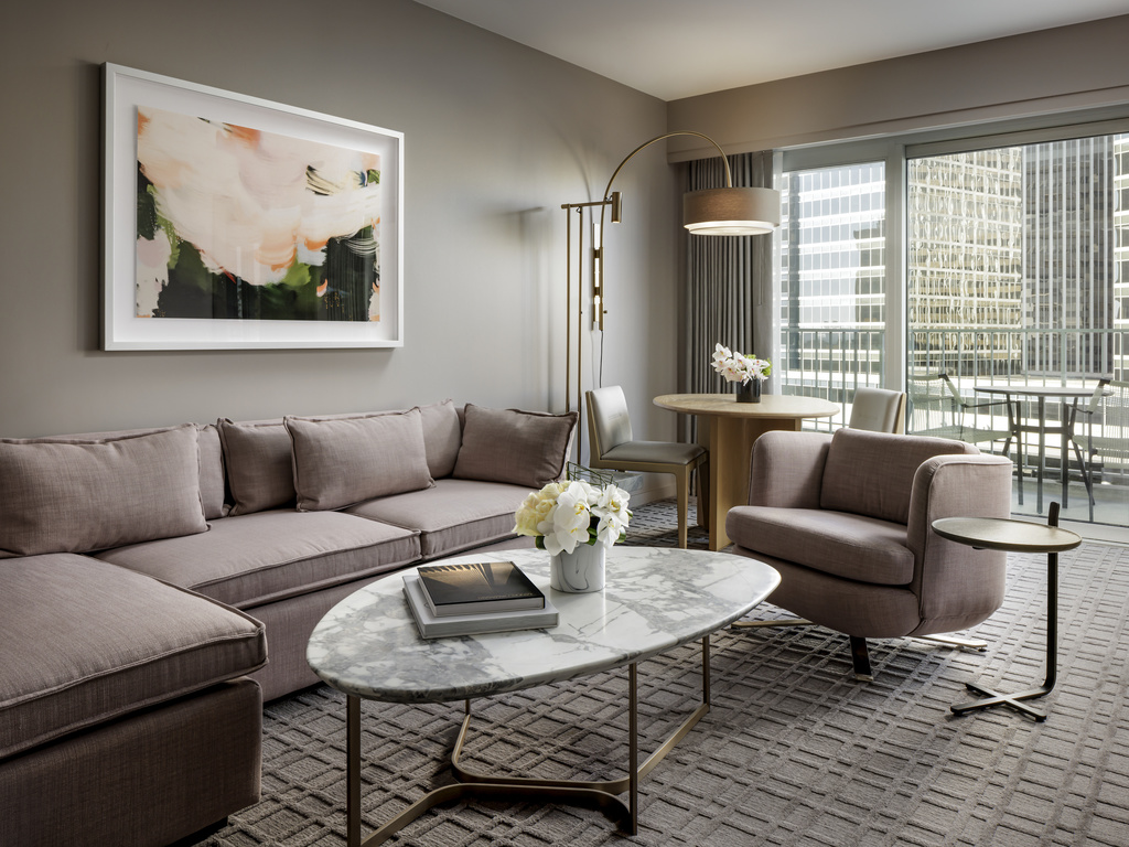 Fairmont Gold Signature, Suite Corner 1 Br, King - 90 m, étages 10-11, accès au salon — photo 3