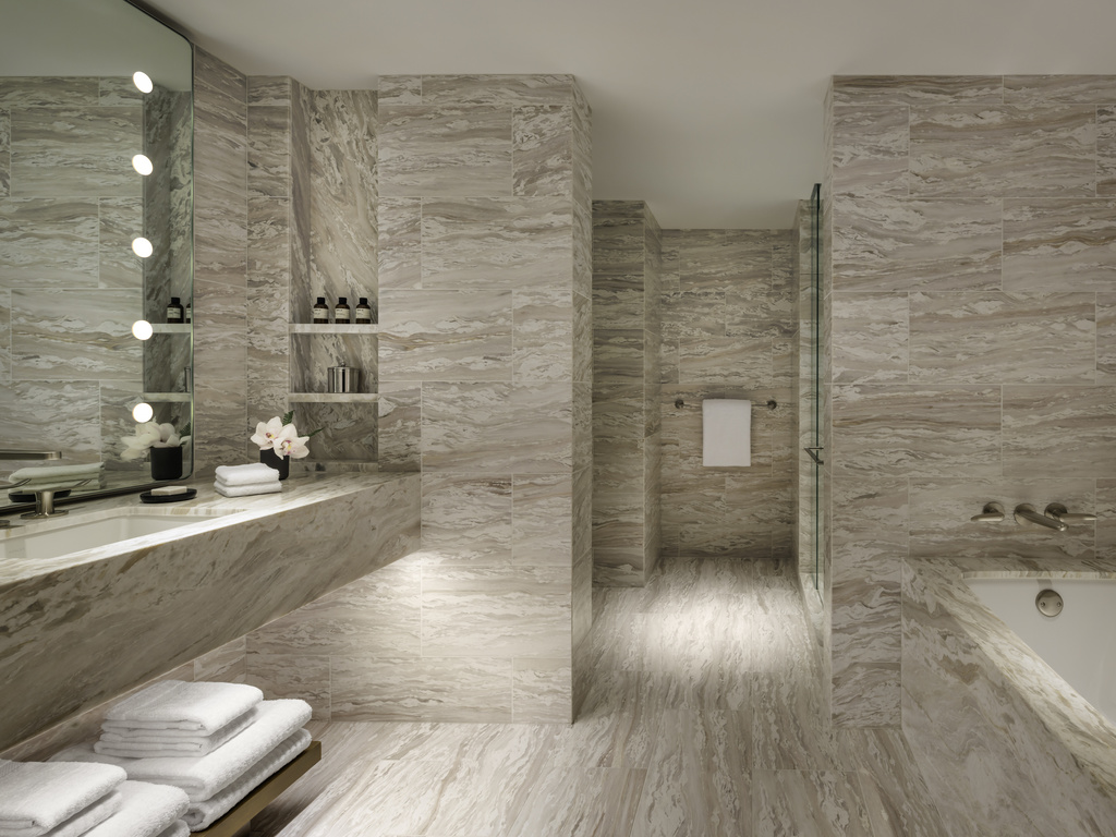 Fairmont Gold Signature, Suite Corner 1 Br, King - 90 m, étages 10-11, accès au salon — photo 4
