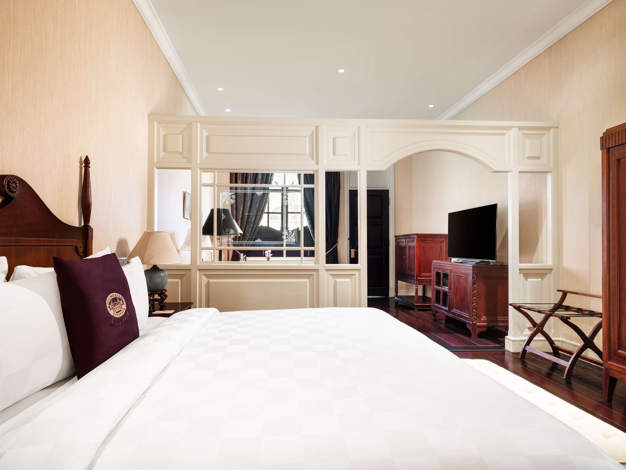 Gambar Refleksi Perobekan Bendera Hotel Majapahit Surabaya Qubicle