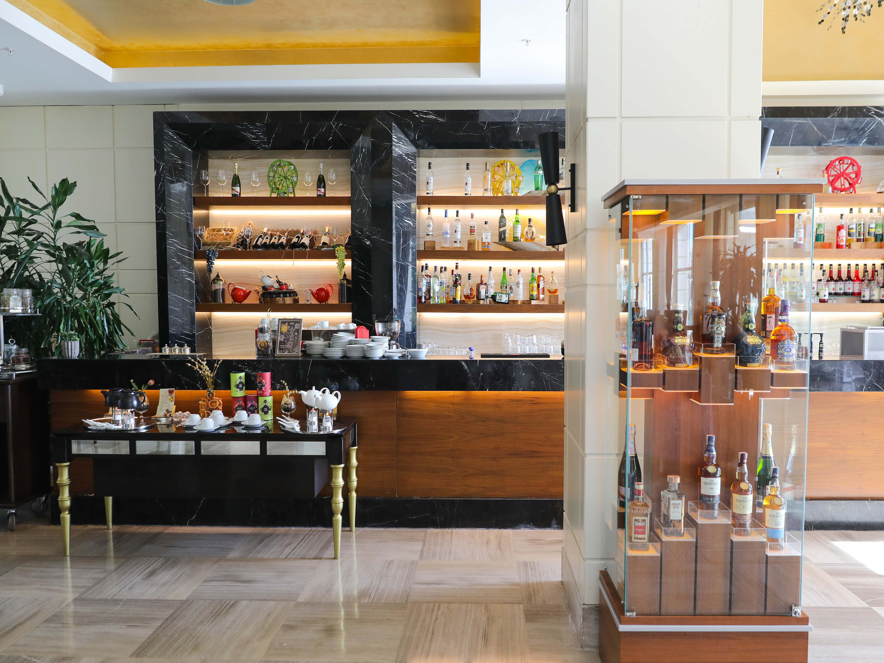 LOUNGE BAR
