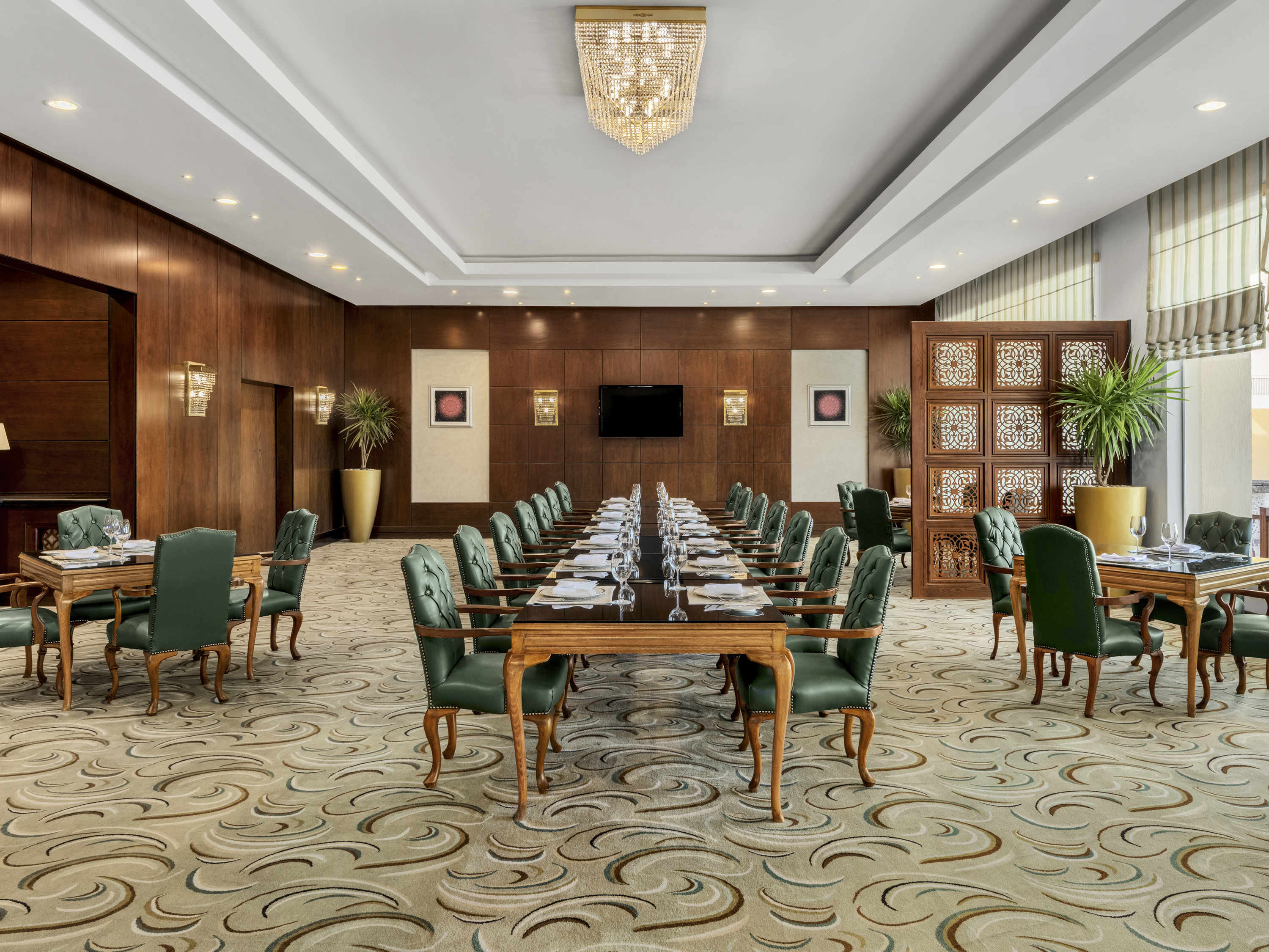 EXECUTIVE LOUNGE