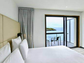 SUPERIOR ROOM, 1 Queen-size bed, private terrace, facing the beach and sea