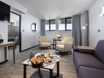 SUITE, 1 queen bed and living room, on the beach, facing the sea