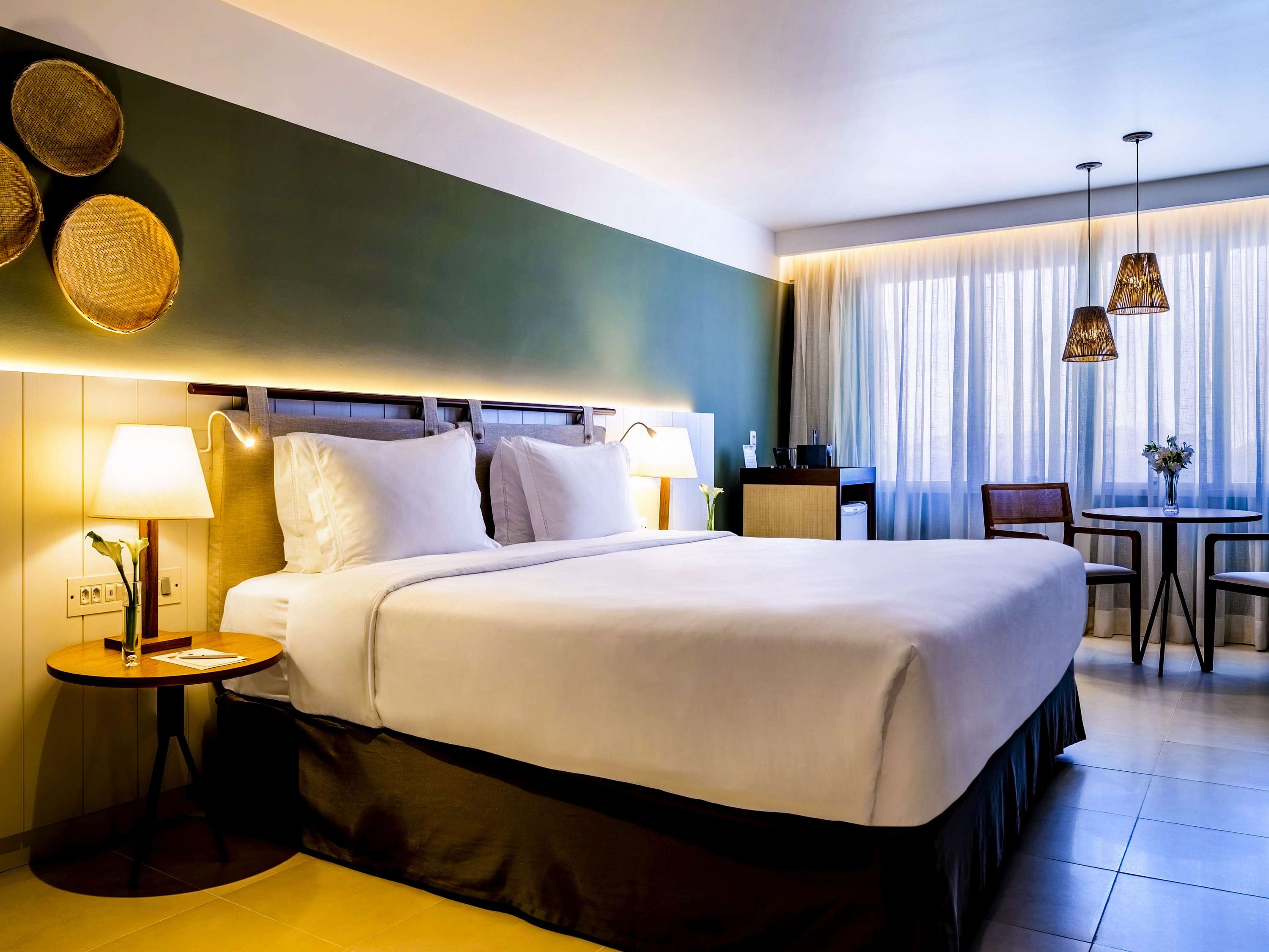 Chambre Deluxe avec 1 lit king size et vue sur la ville. — photo 1
