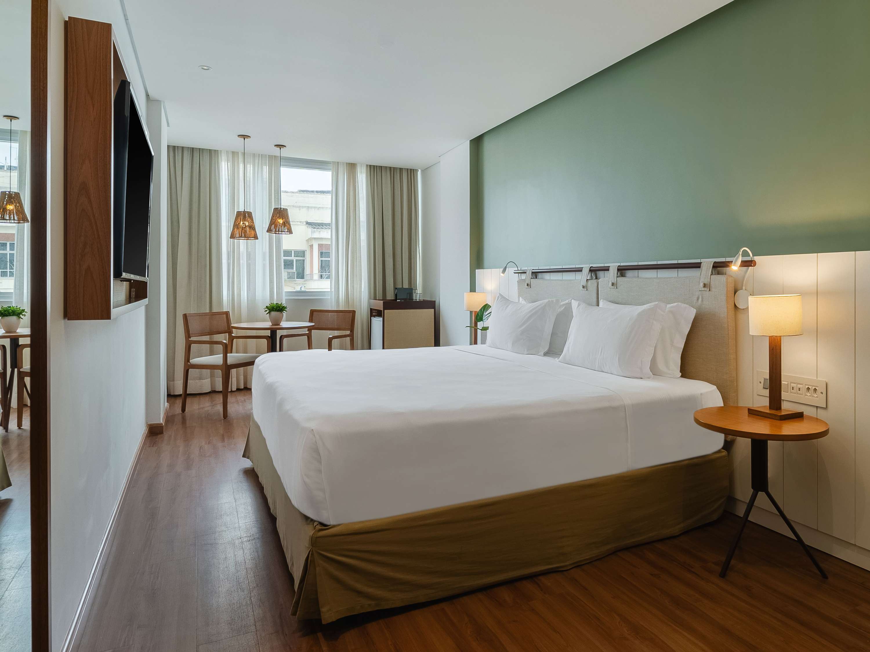 Chambre Premium de luxe avec 1 lit king size et vue partielle sur la mer. — photo 1