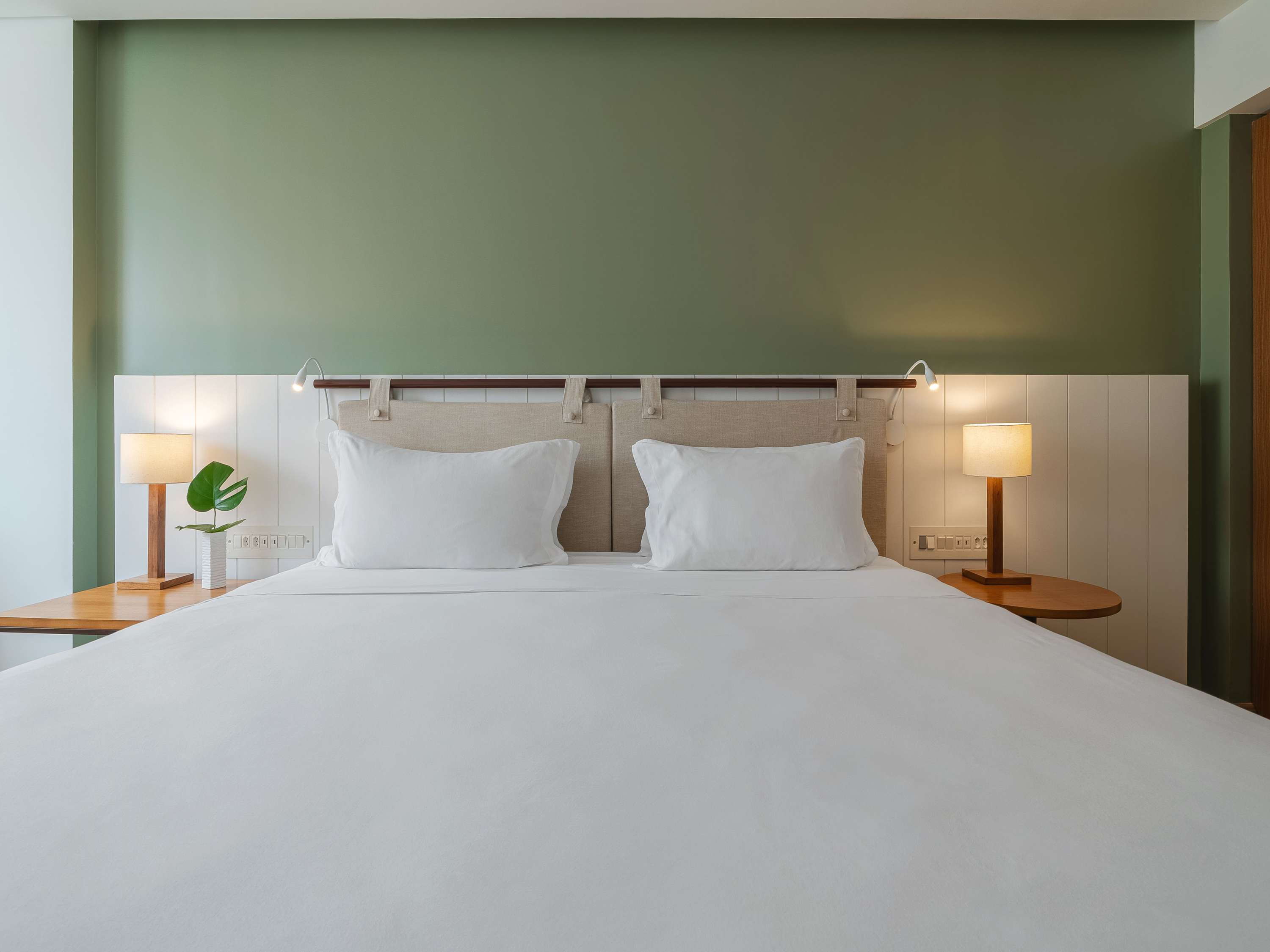 Chambre Premium de luxe avec 1 lit king size et vue partielle sur la mer. — photo 2