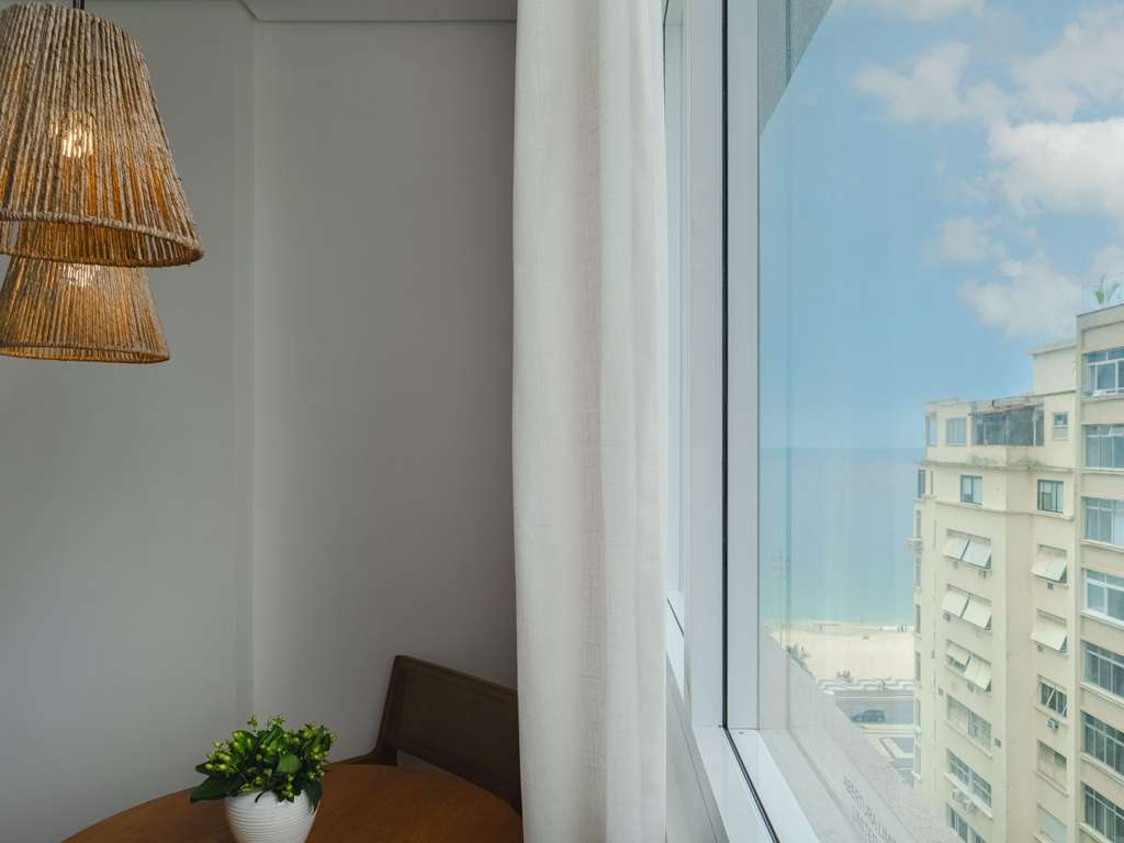 Chambre Premium de luxe avec 1 lit king size et vue partielle sur la mer. — photo 3