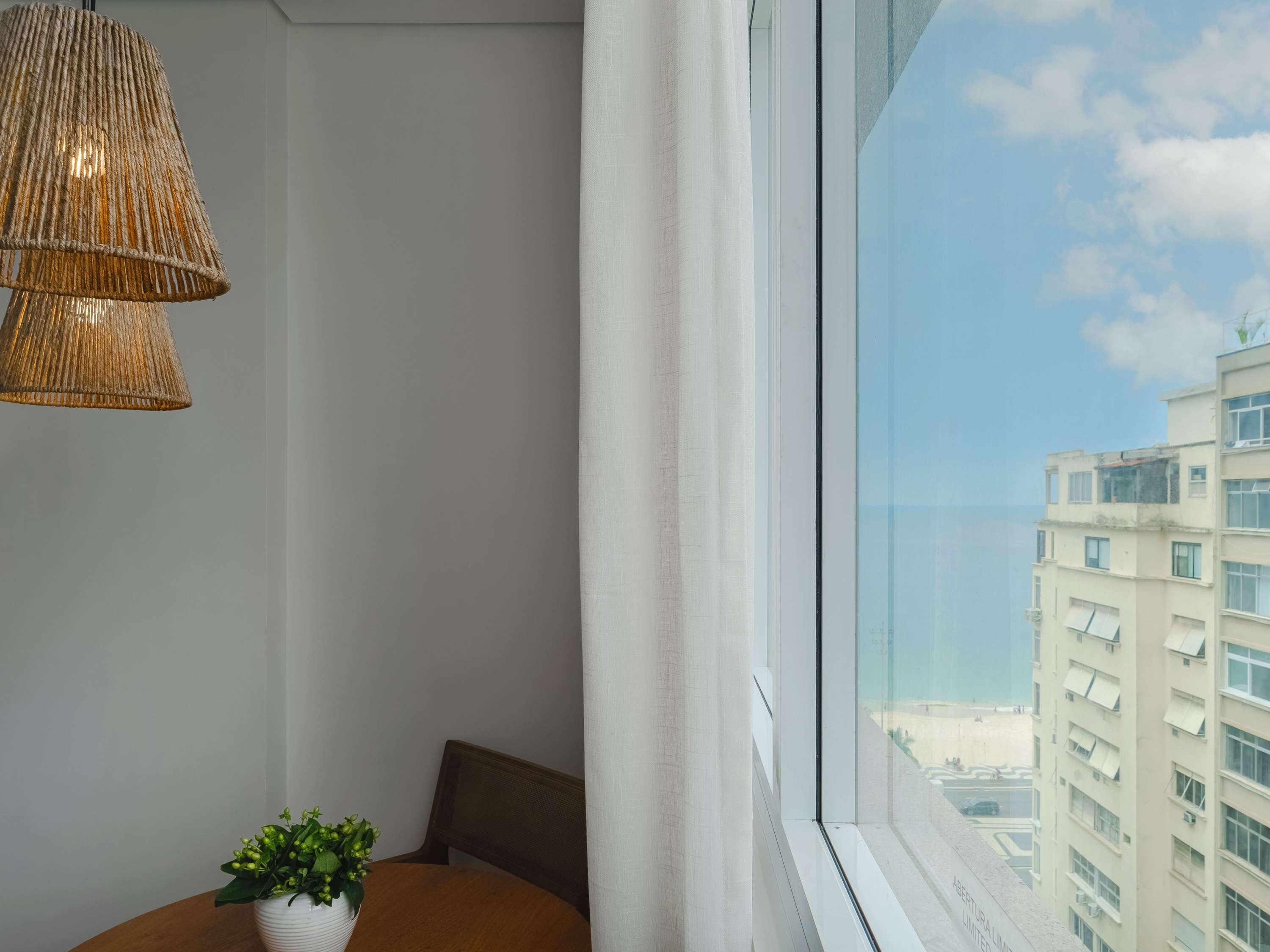 Chambre Premium de luxe avec 1 lit king size et vue partielle sur la mer. — photo 3