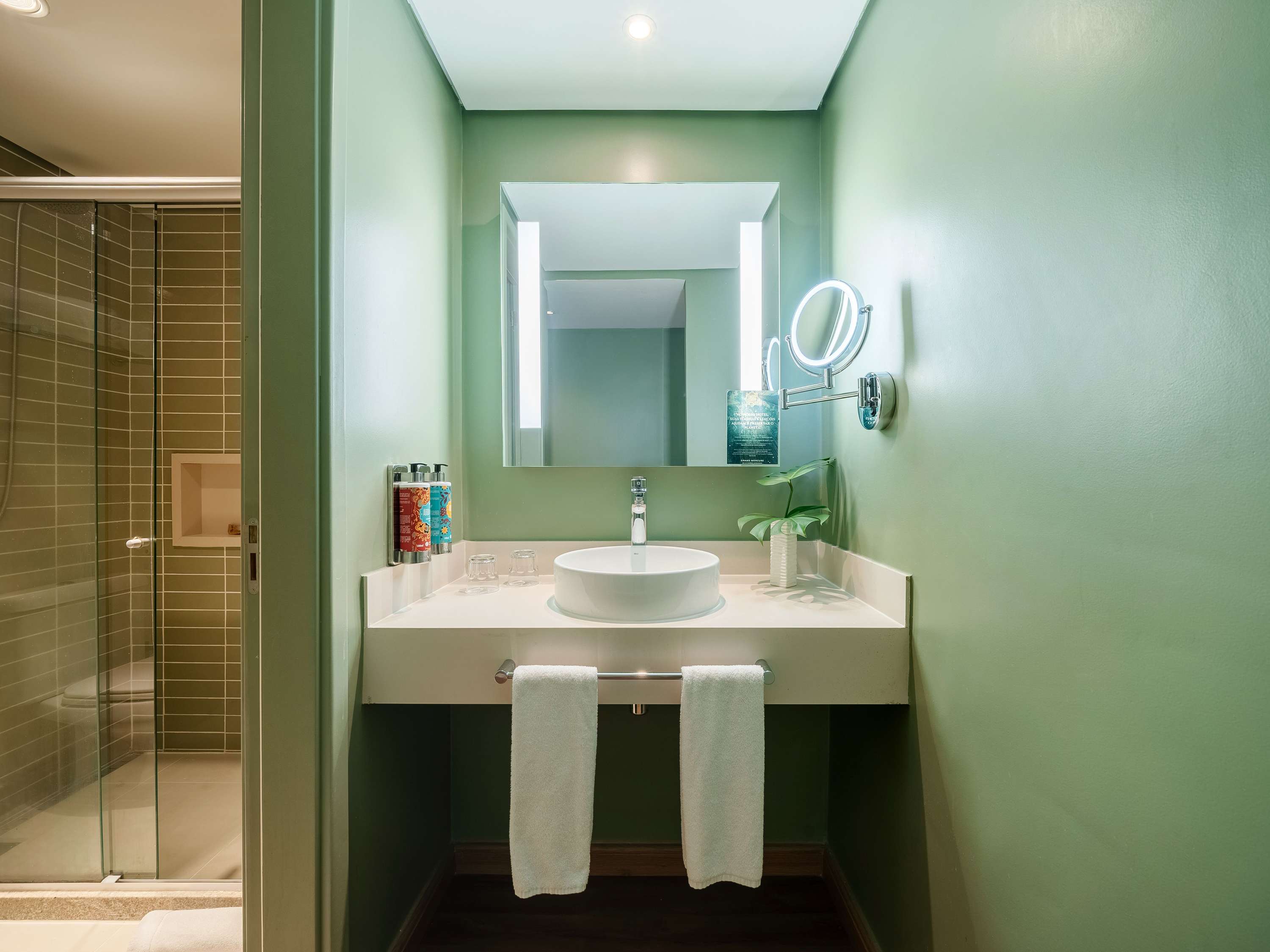 Chambre Premium de luxe avec 1 lit king size et vue partielle sur la mer. — photo 4