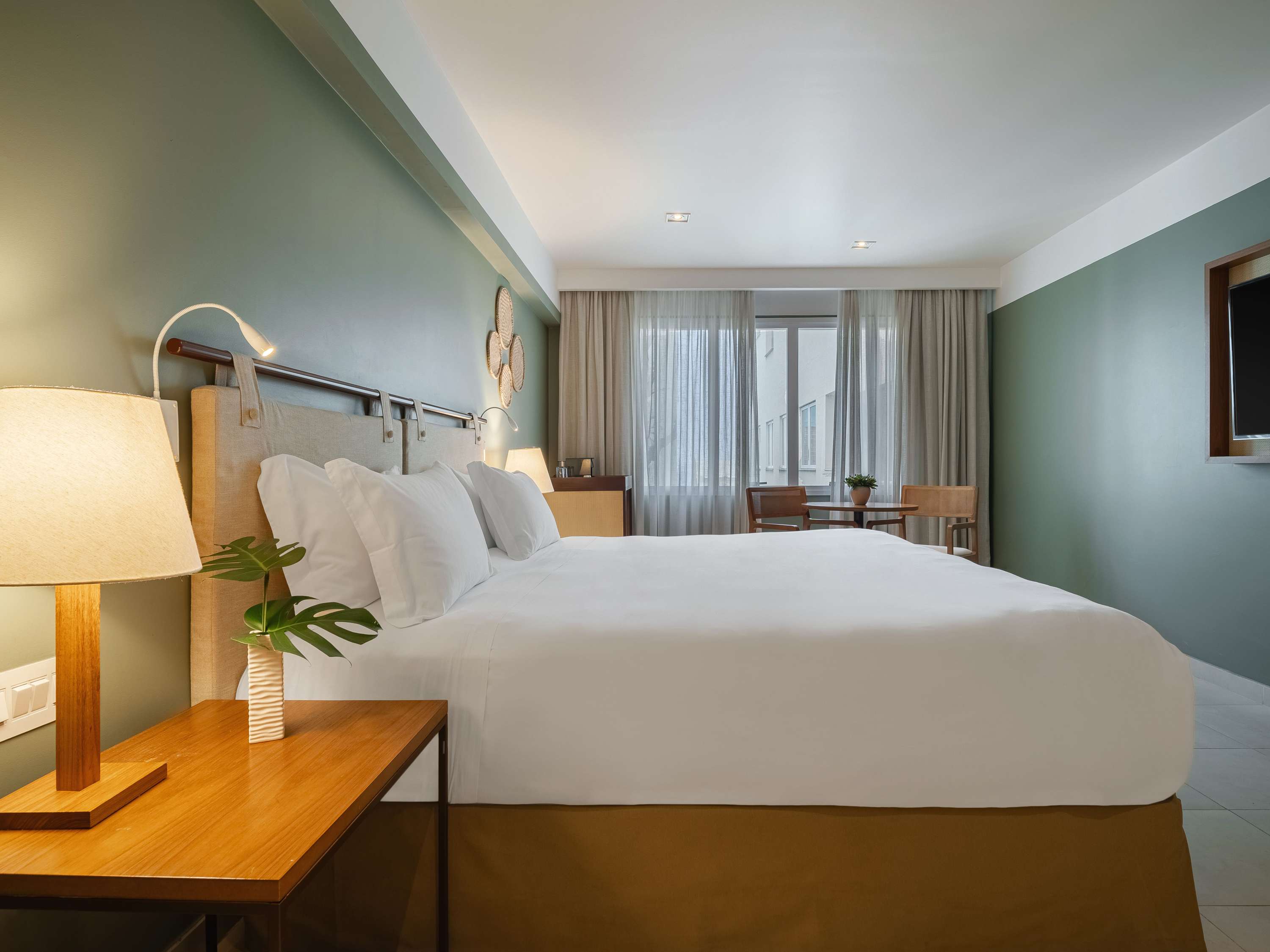 Chambre Supérieure accessible avec 1 lit king size. — photo 3
