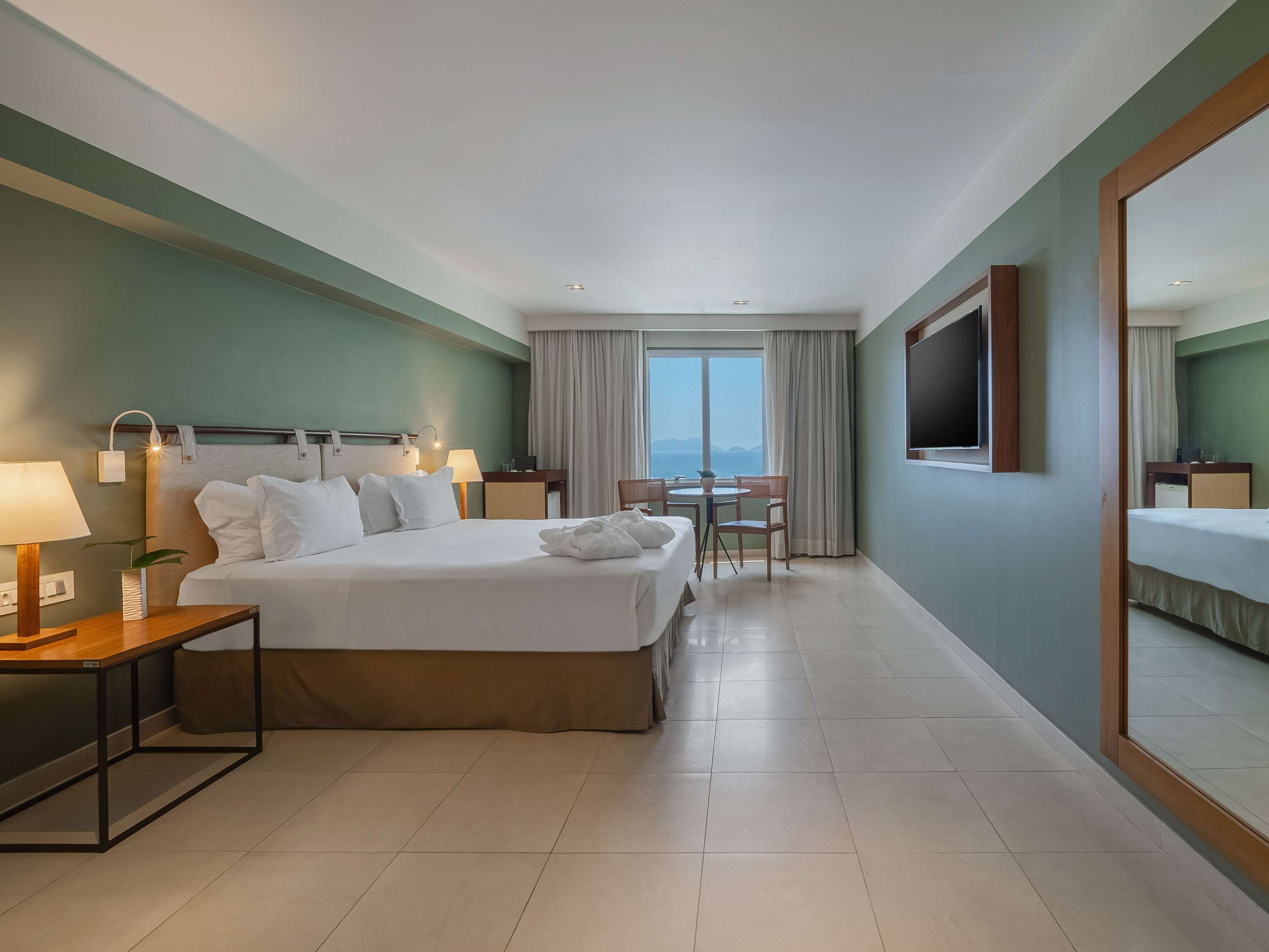 Chambre Executive avec lit king size et vue frontale partielle sur la mer. — photo 1