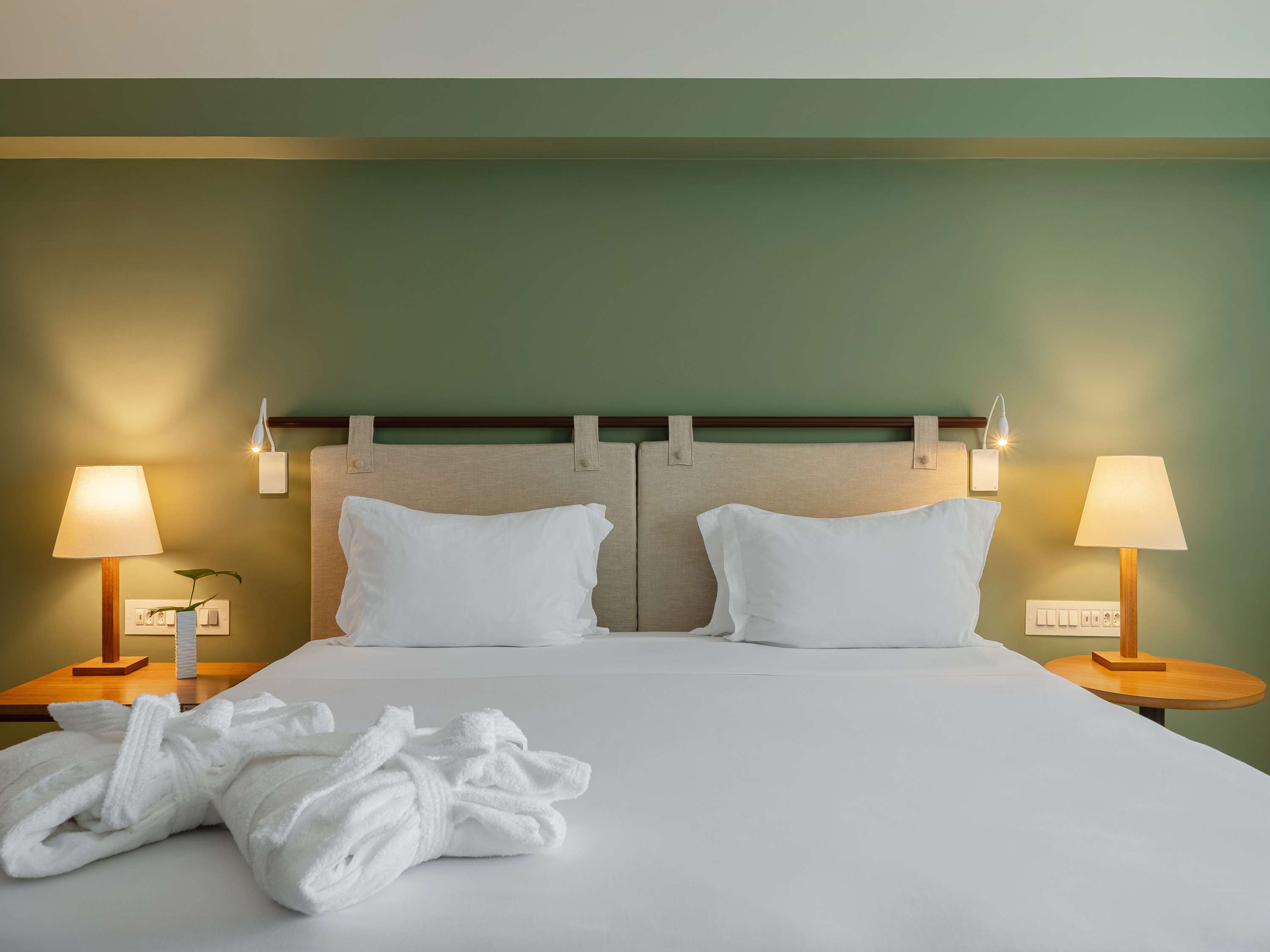 Chambre Executive avec lit king size et vue frontale partielle sur la mer. — photo 2