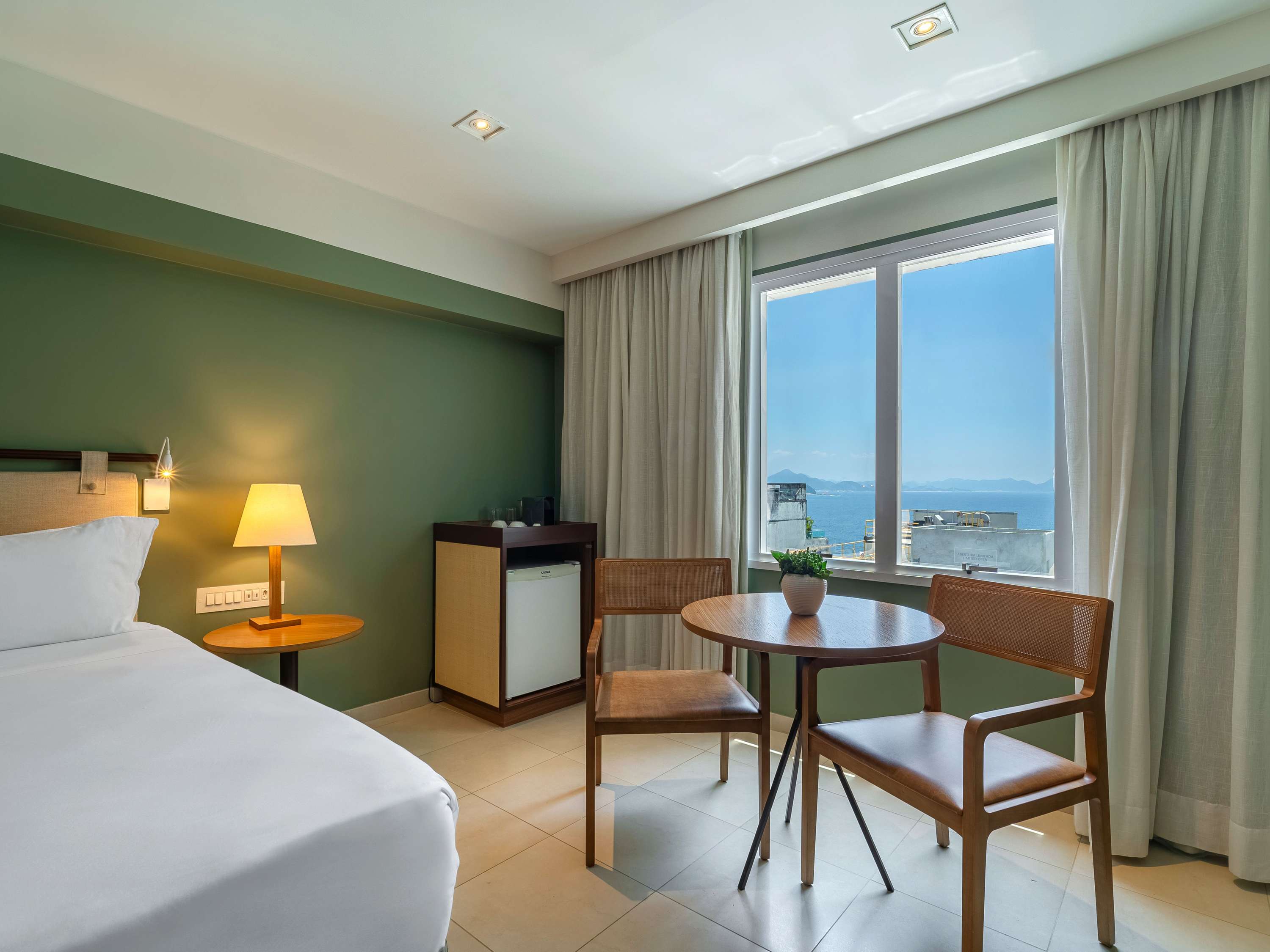 Chambre Executive avec lit king size et vue frontale partielle sur la mer. — photo 3