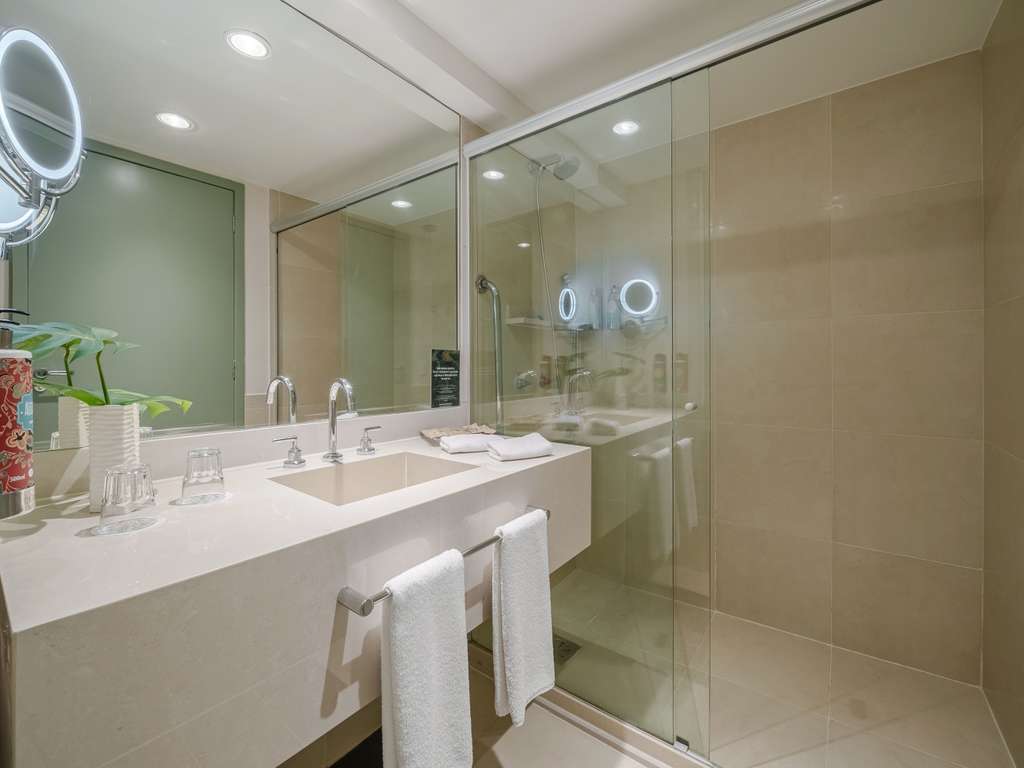 Chambre Executive avec lit king size et vue frontale partielle sur la mer. — photo 4