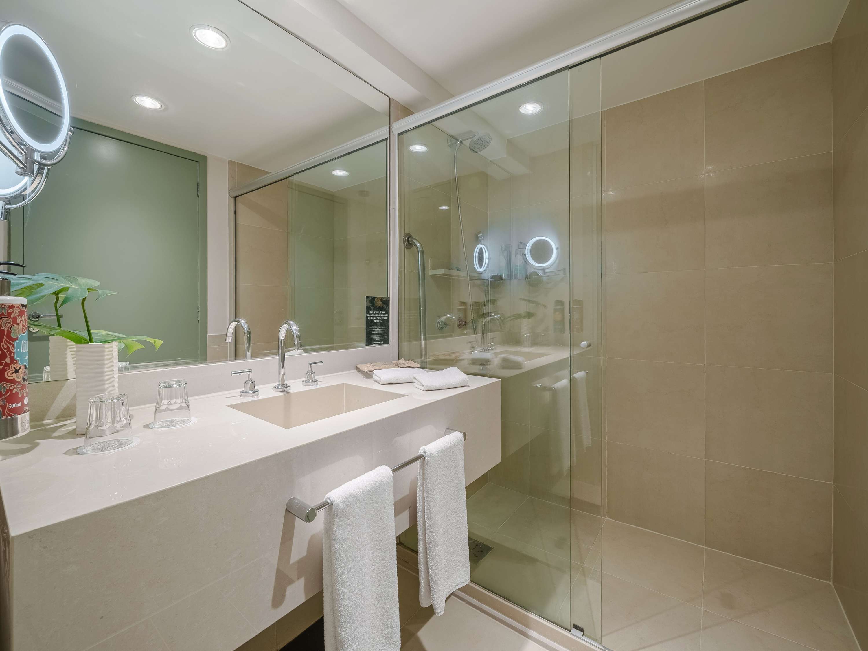 Chambre Executive avec lit king size et vue frontale partielle sur la mer. — photo 4