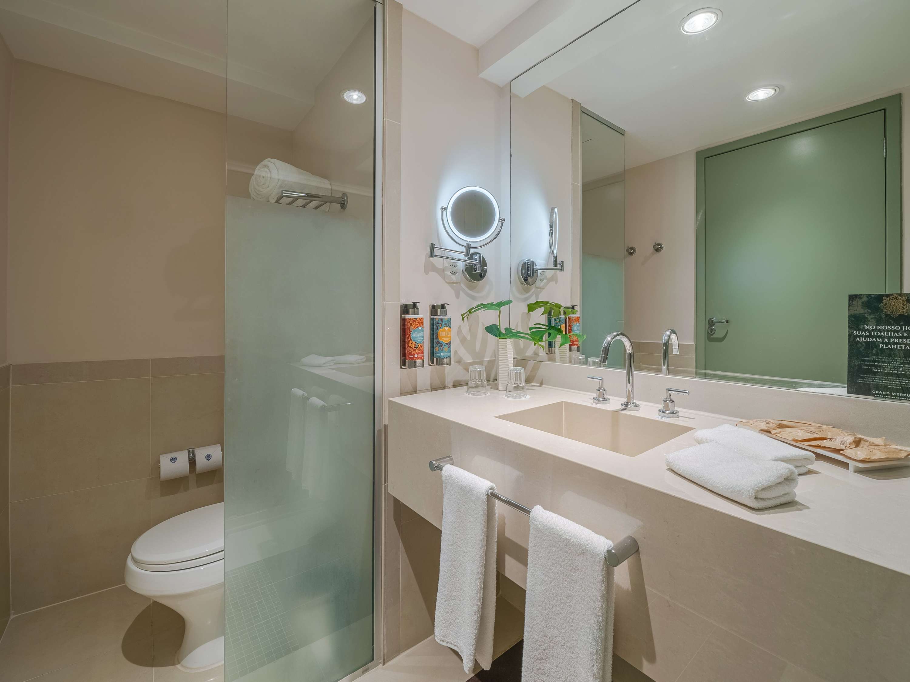 Chambre Executive avec lit king size et vue frontale partielle sur la mer. — photo 5
