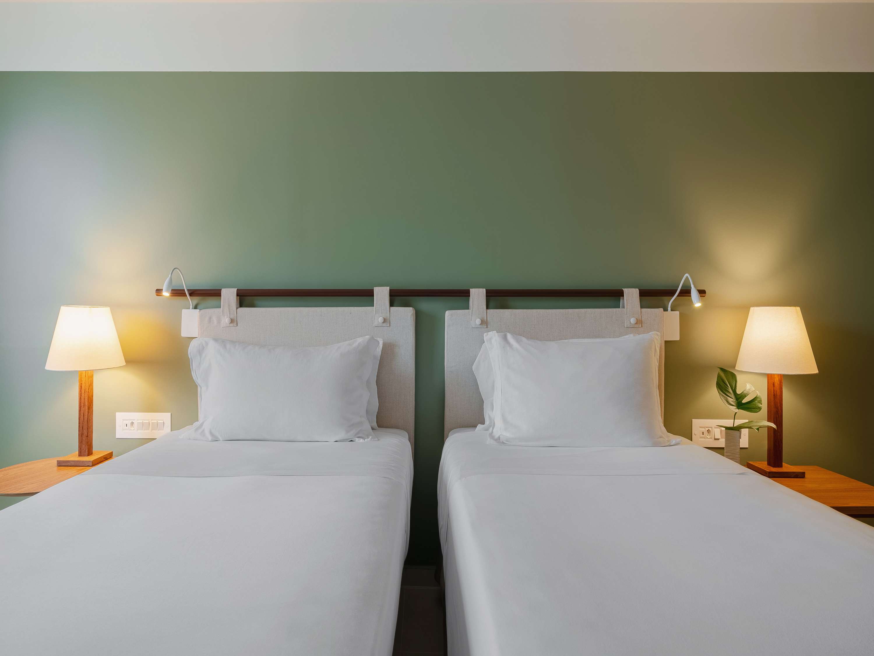 Chambre Deluxe avec deux lits simples et vue sur la ville. — photo 1