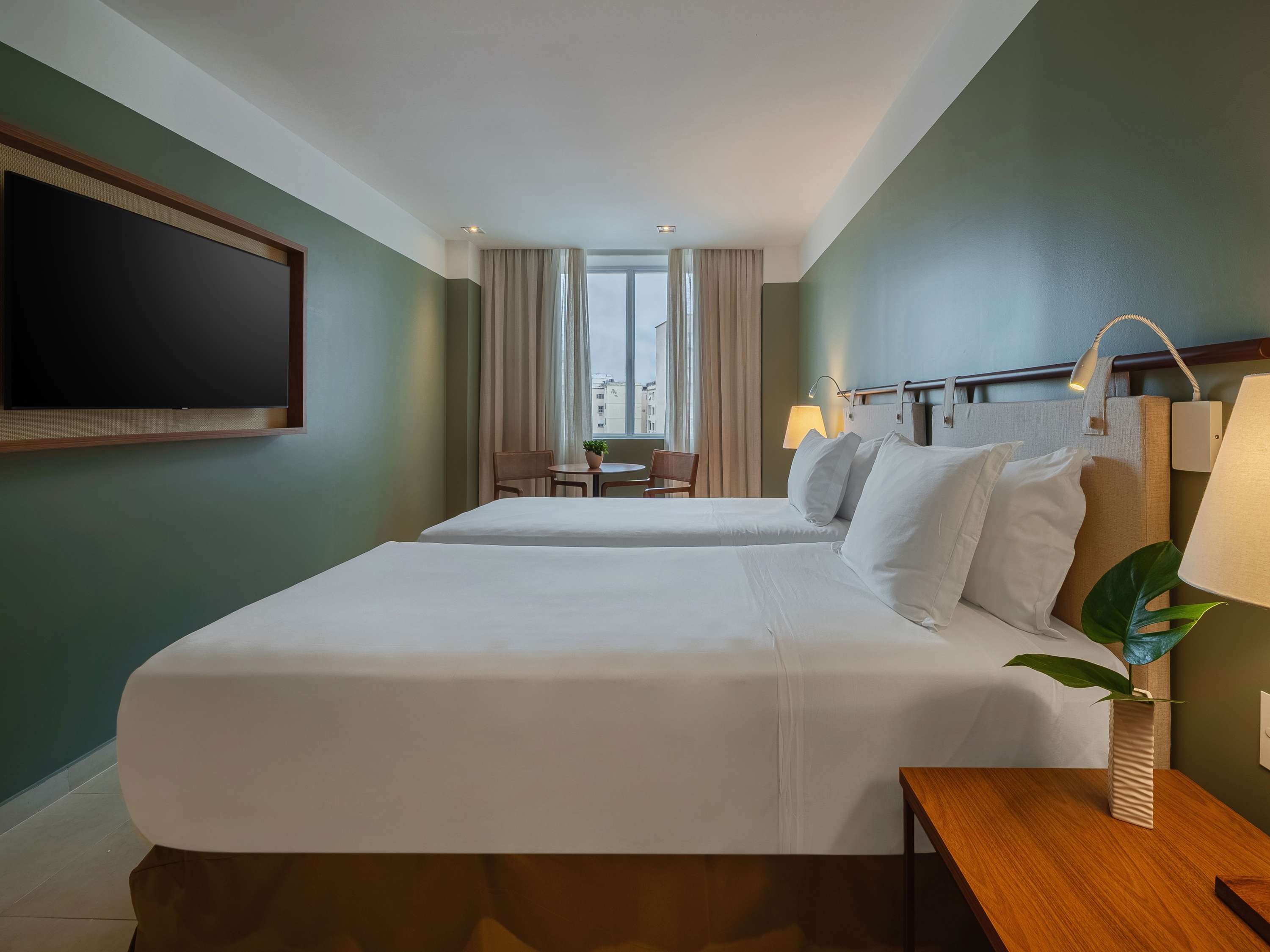 Chambre Deluxe avec deux lits simples et vue sur la ville. — photo 2