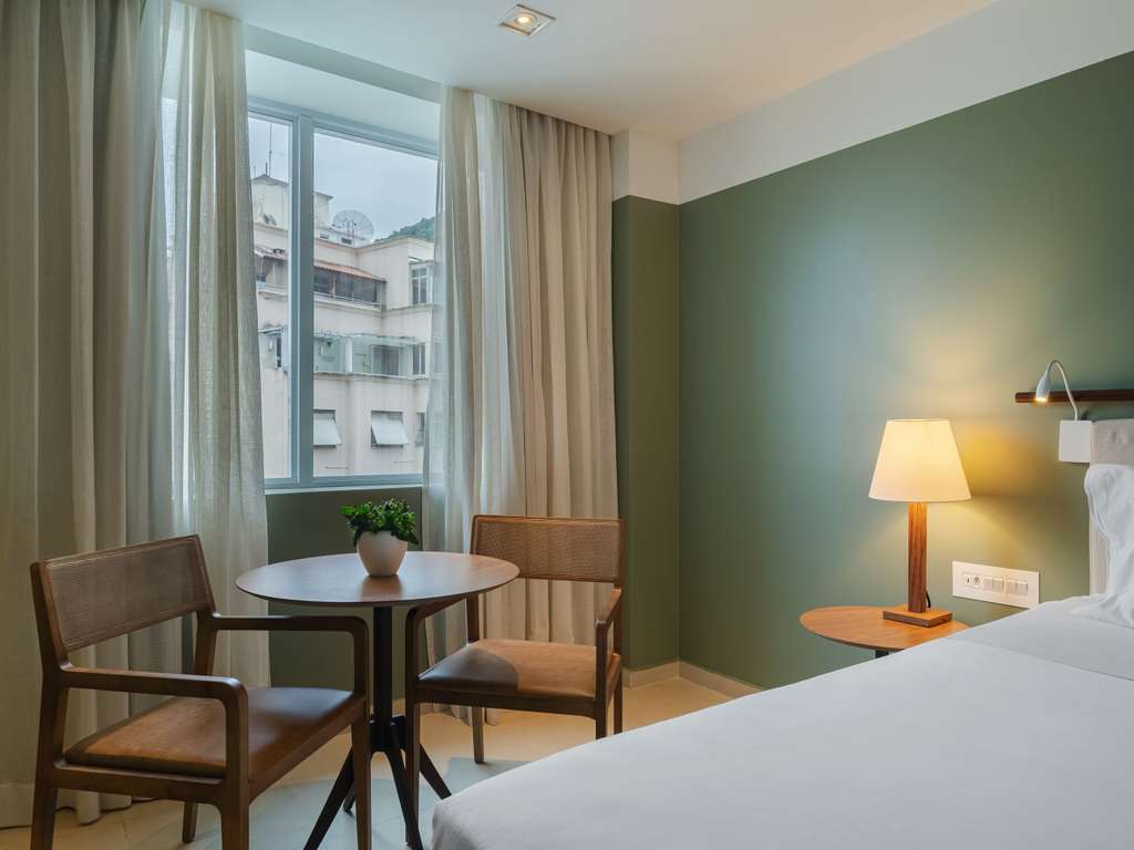 Chambre Deluxe avec deux lits simples et vue sur la ville. — photo 3