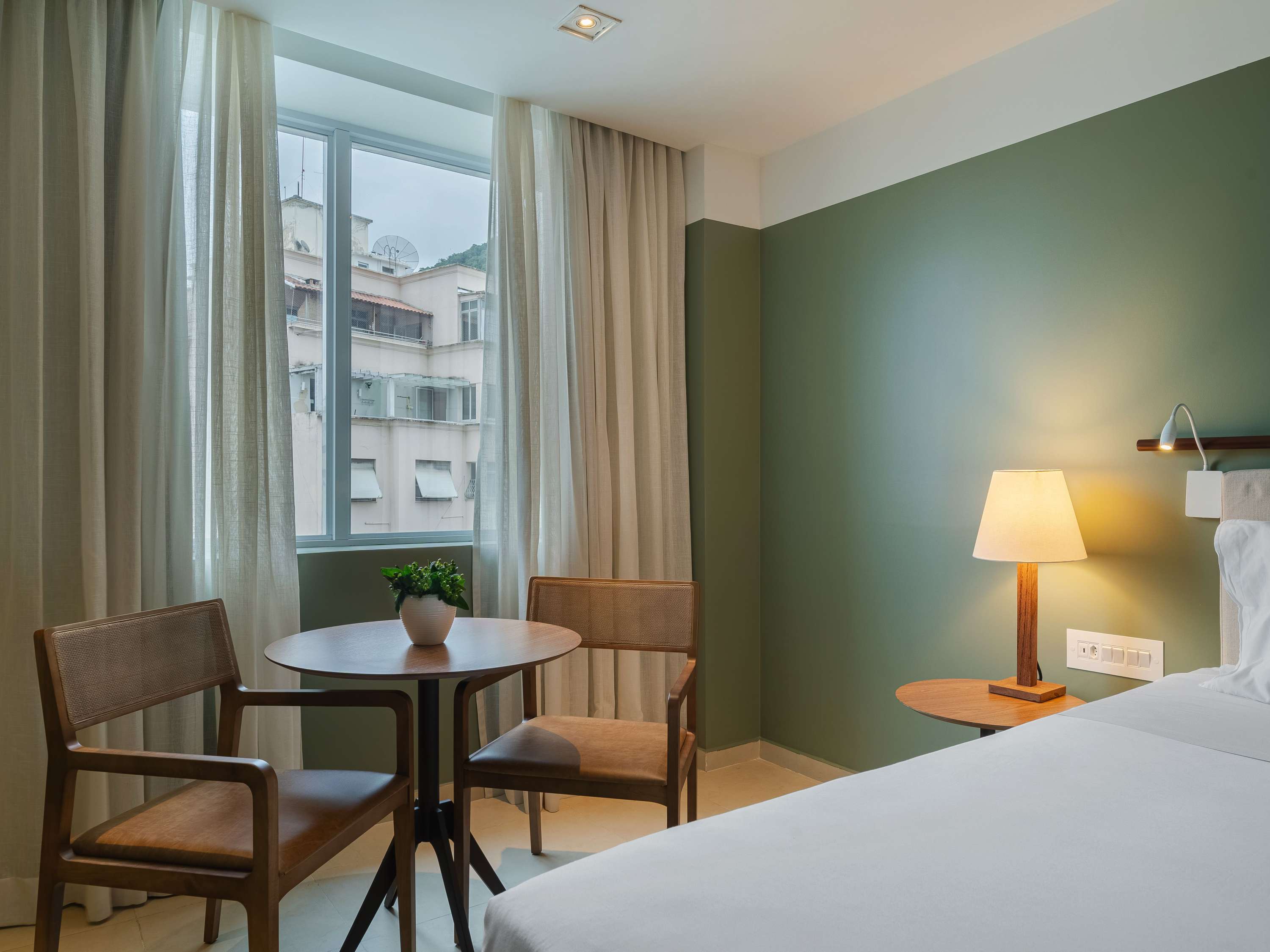 Chambre Deluxe avec deux lits simples et vue sur la ville. — photo 3