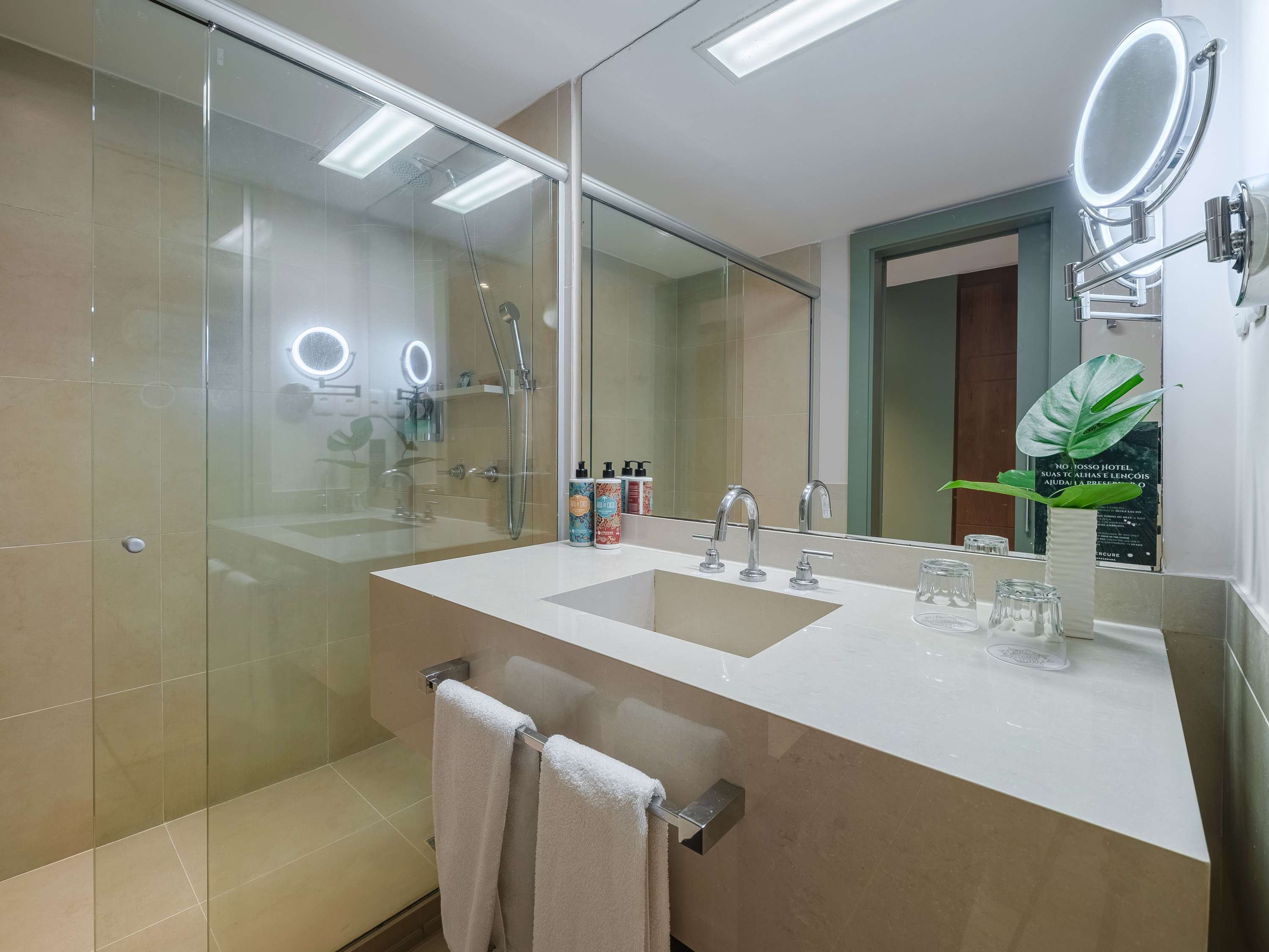 Chambre Deluxe avec deux lits simples et vue sur la ville. — photo 4