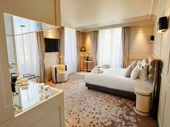 Deluxe room with terrace and large bed