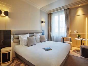 Junior Suite with large bed and sofa