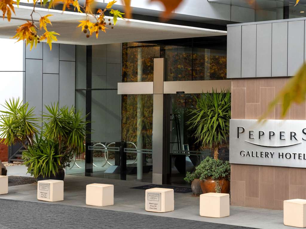 Peppers Gallery Hotel Canberra - Image 2