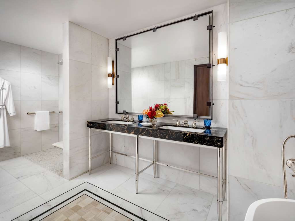 Chambre Grand King adaptée, douche adaptée, 47 m², service de majordome. Vues imprenables. — photo 3