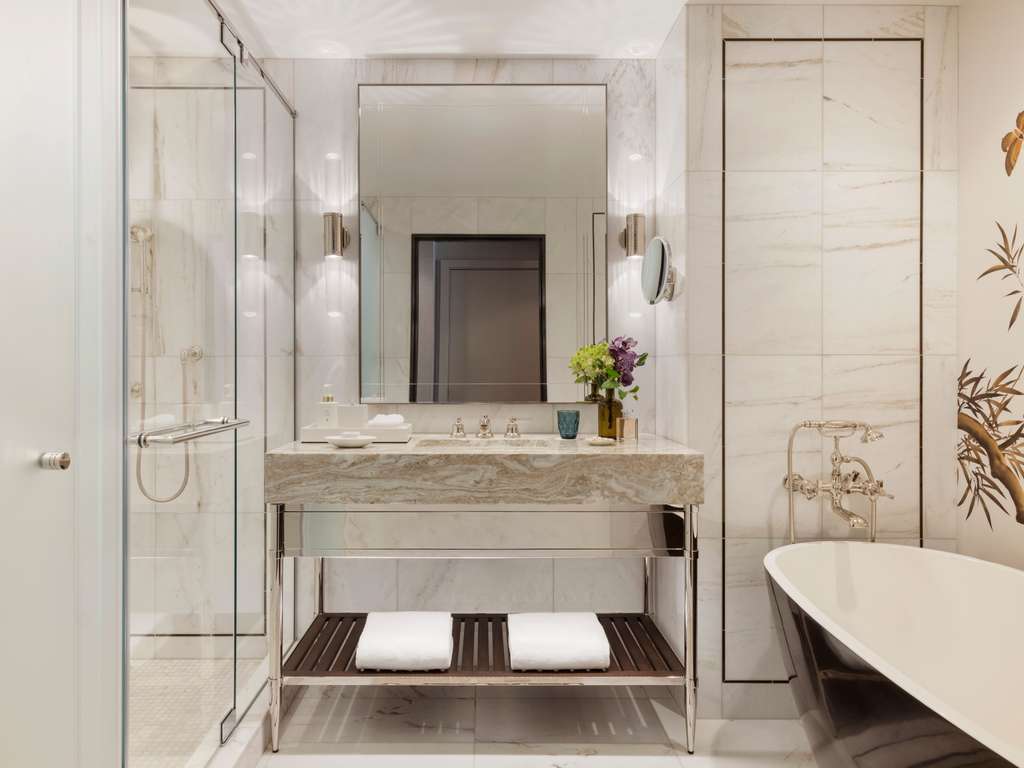 Suite Premier King 41 m²), majordome, salle de bains en marbre avec douche et baignoire. — photo 2