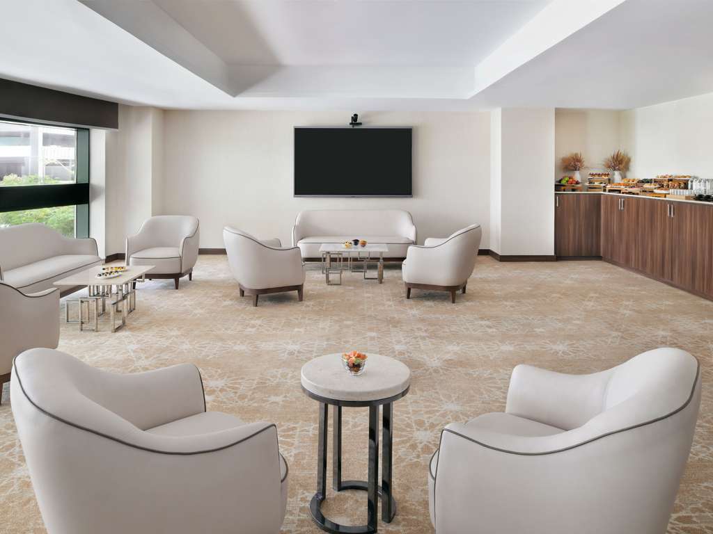 Mövenpick Hotel Apartments Downtown Dubai — 8/14
