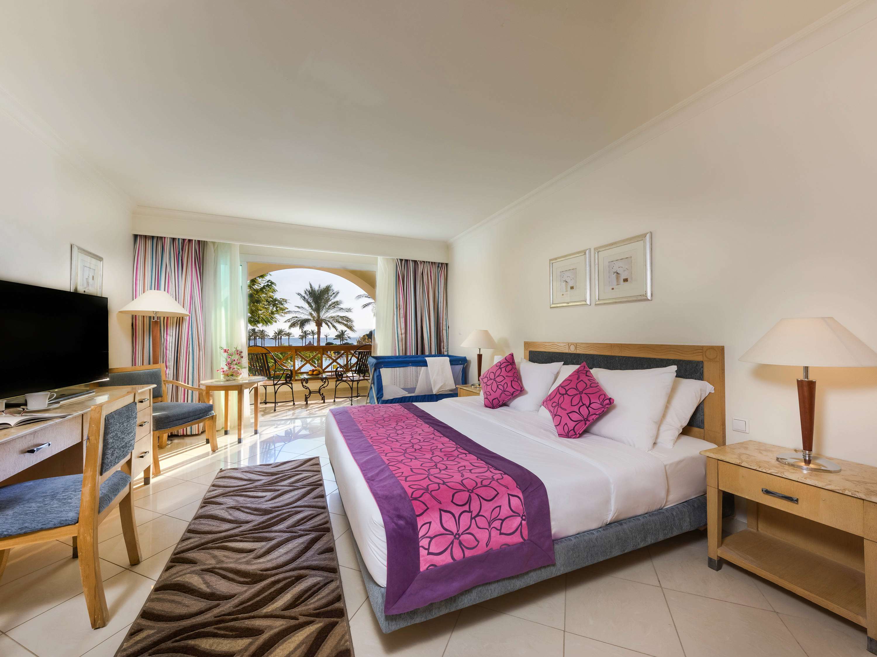 Chambre Classique avec lit King et vue sur la mer et la piscine — photo 1