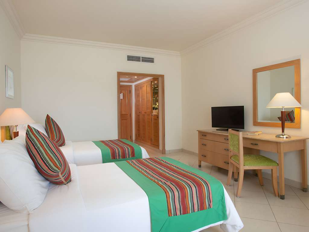 Chambre Classique avec lit King et vue sur la mer et la piscine — photo 2
