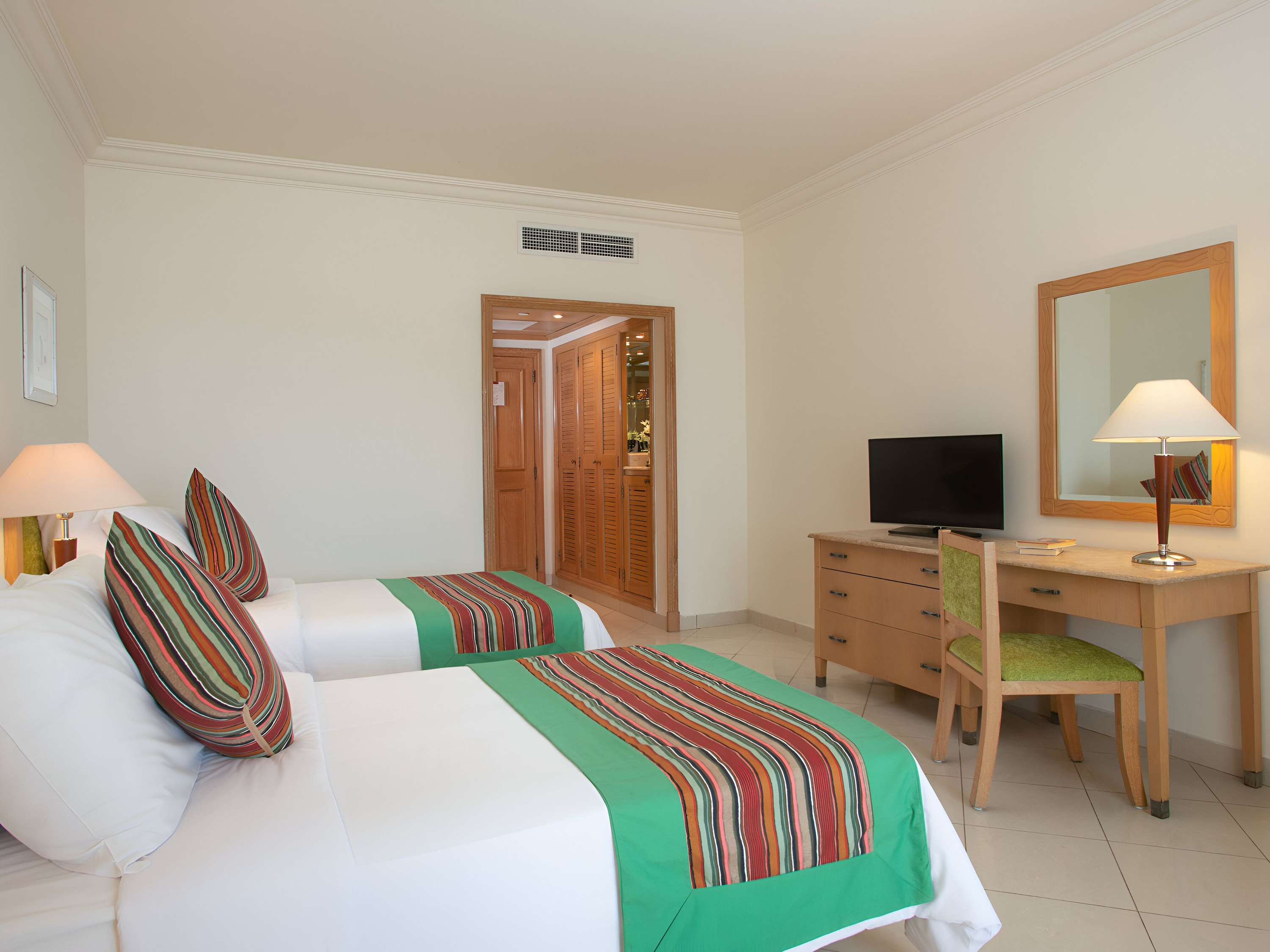 Chambre Classique avec lit King et vue sur la mer et la piscine — photo 2