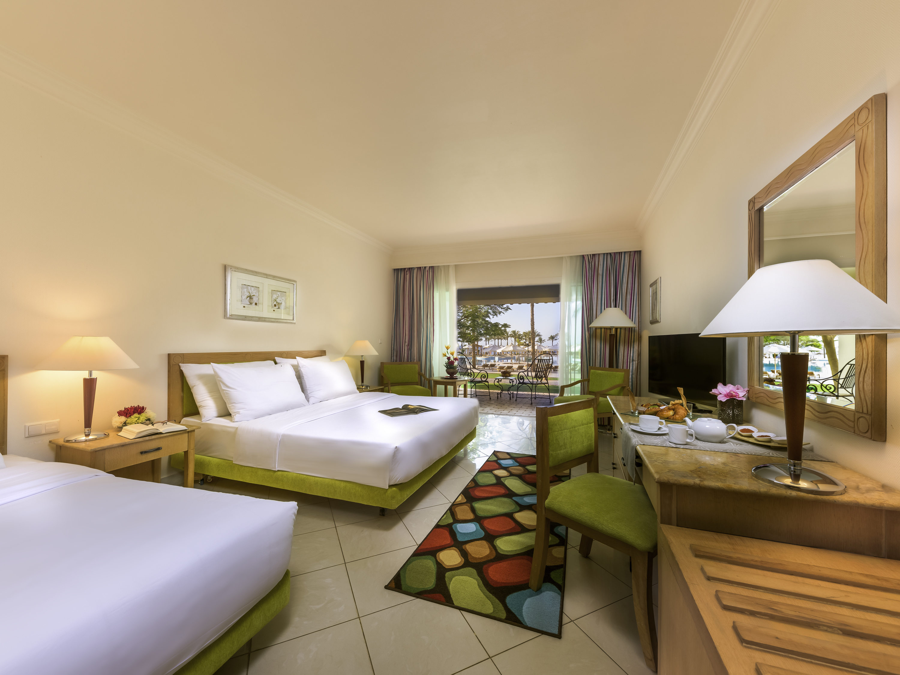 Chambre Classique avec lits jumeaux et vue sur la mer et la piscine — photo 1