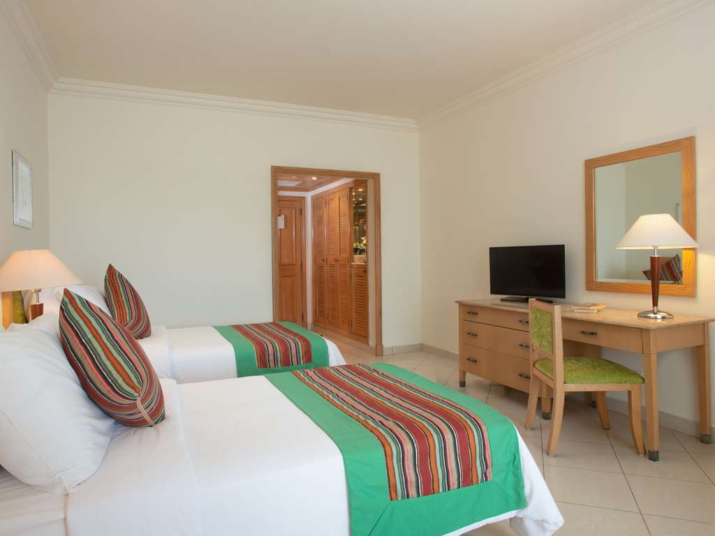 Chambre Classique avec lits jumeaux et vue sur la mer et la piscine — photo 2