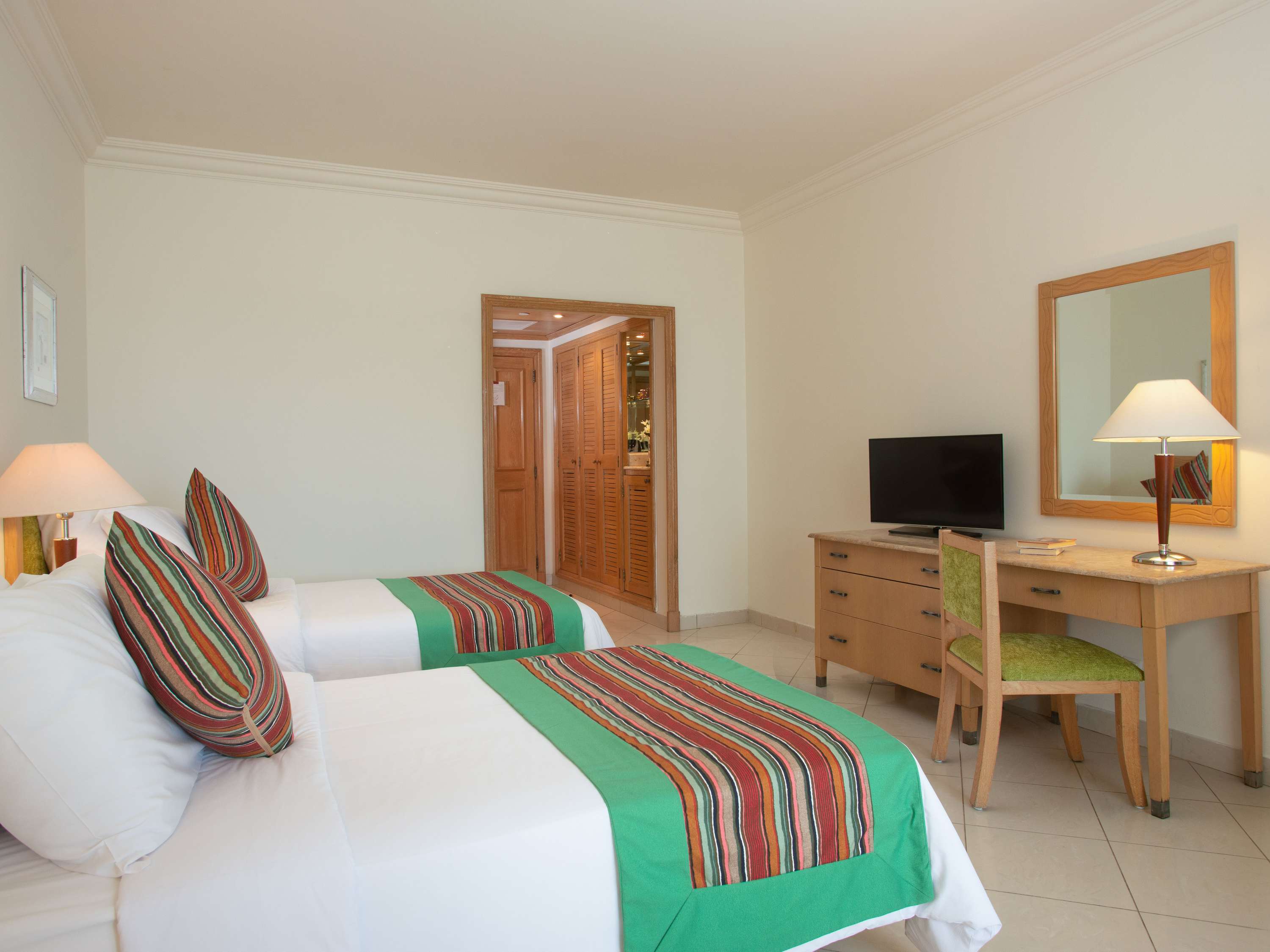 Chambre Classique avec lits jumeaux et vue sur la mer et la piscine — photo 2