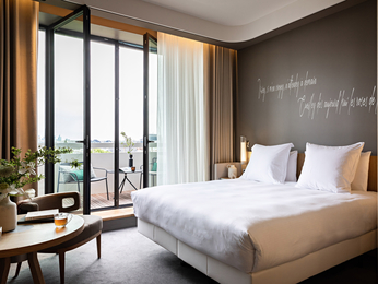 Deluxe room with 1 double bed, balcony with Eiffel Tower view