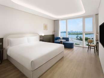 Deluxe River Room with 1 King bed, River view, photo 1