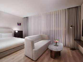 Superior Room with 1 King Bed and Facilities for Disabled Guests(No View, 3rd-5th Floor)