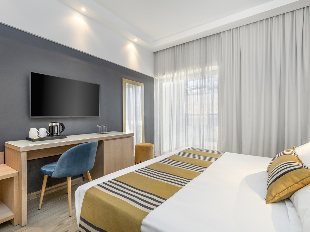 Mercure Rhodes Alexia Hotel In, King Size Bed In A 12×11 Room