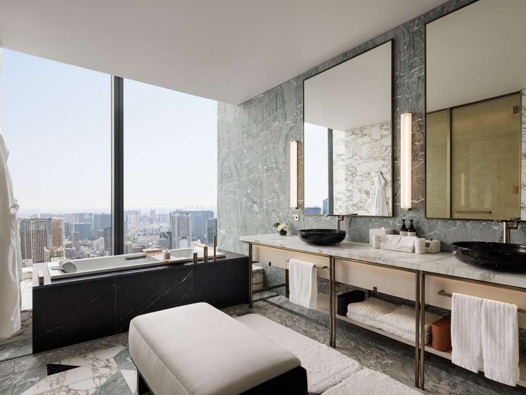 SUITE SHIBAURA 1 CHAMBRE King - 222 m², accès au salon avec vue sur Tokyo Tower et la skyline — photo 4
