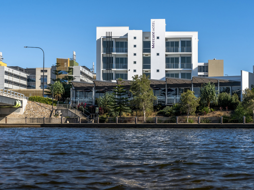 Mercure Sunshine Coast Kawana Waters - Image 1